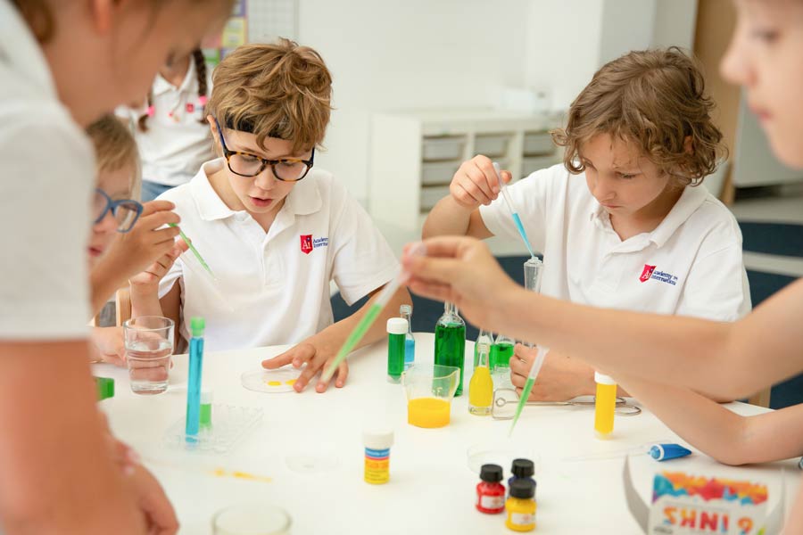 dzieci przeprowadzają eksperymenty chemiczne